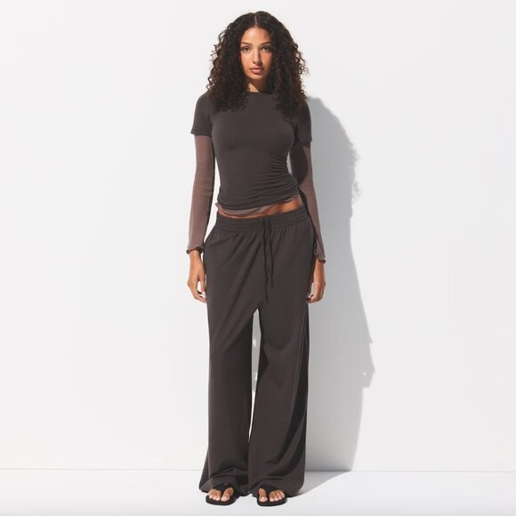 SKIMS Stretch Cotton Tee in Iron Size XX-Small - Picture 8 of 10